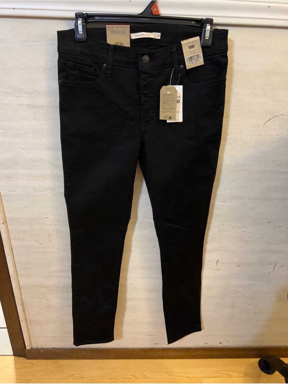Levi's 311 Shaping Skinny.
Women's Jeans in black.